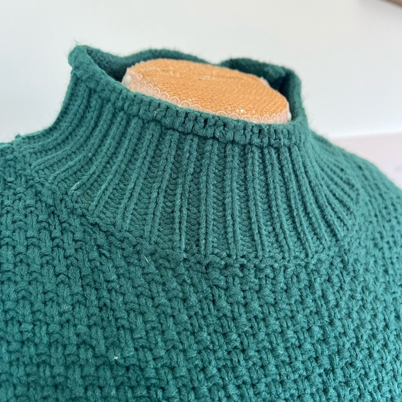 Emerald Green jewel tone Knit long sleeve Sweater size large with smocked neck - Picture 3 of 7